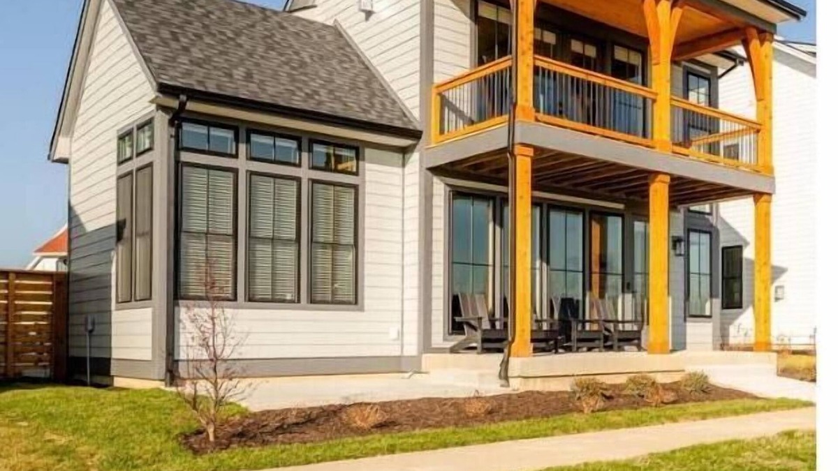 Saint Joseph House | High End Home on Water & Pool! 7 night minimum. Sunday to Sunday