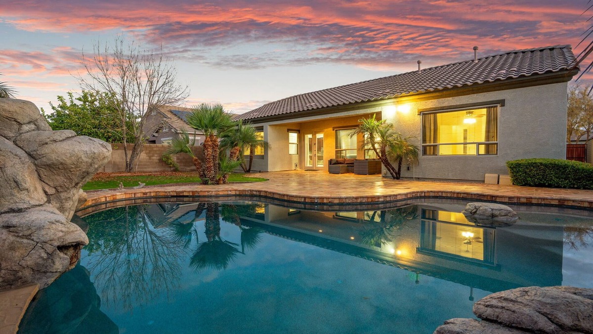 Chandler House | High End Home w/Heated & Cooled Pool, Fire Pit, Game Room and Golf Nearby