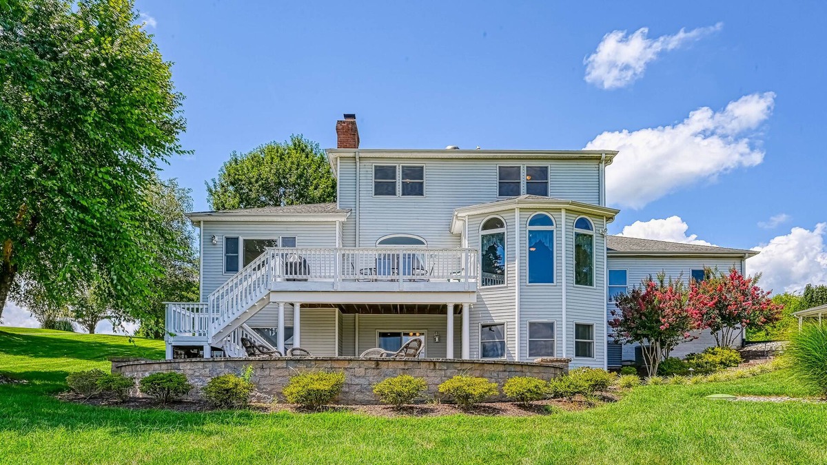 Twin Oaks House | High-end lakefront home with dock, volleyball, Ping-Pong, 2 firepits & kayaks