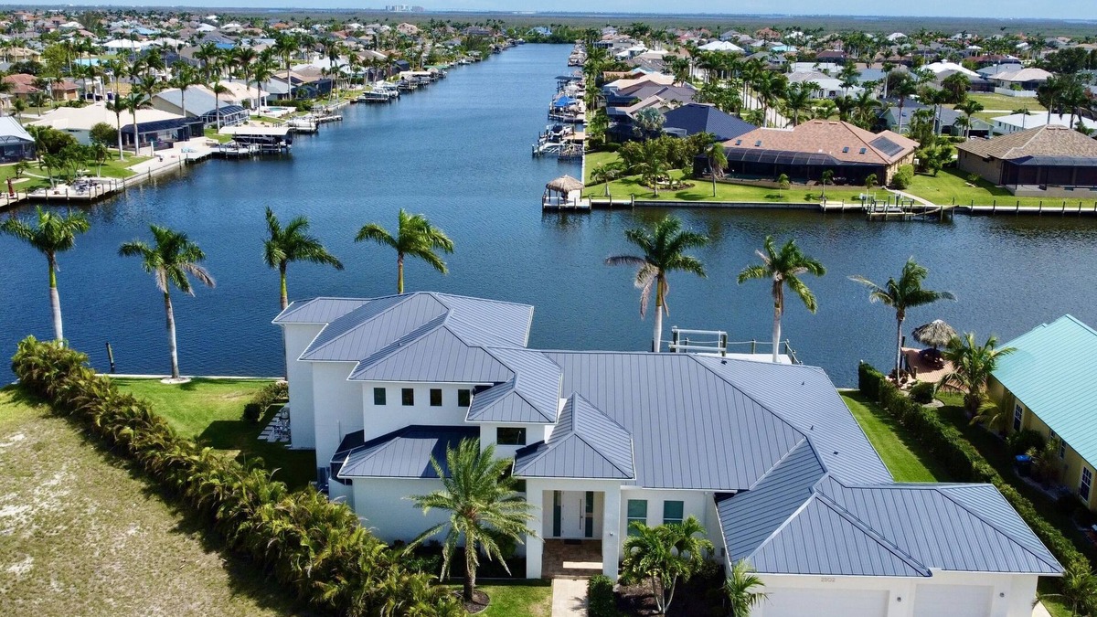 Pelican Villa | High-end modern villa, infinity pool/hot tub fantastic water view, pool table