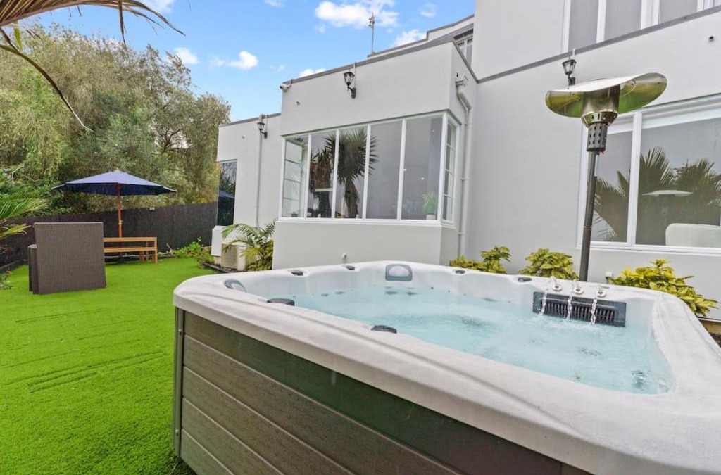 Hillsborough House | High-end Modern Villa Spa Pool - Harbour Views