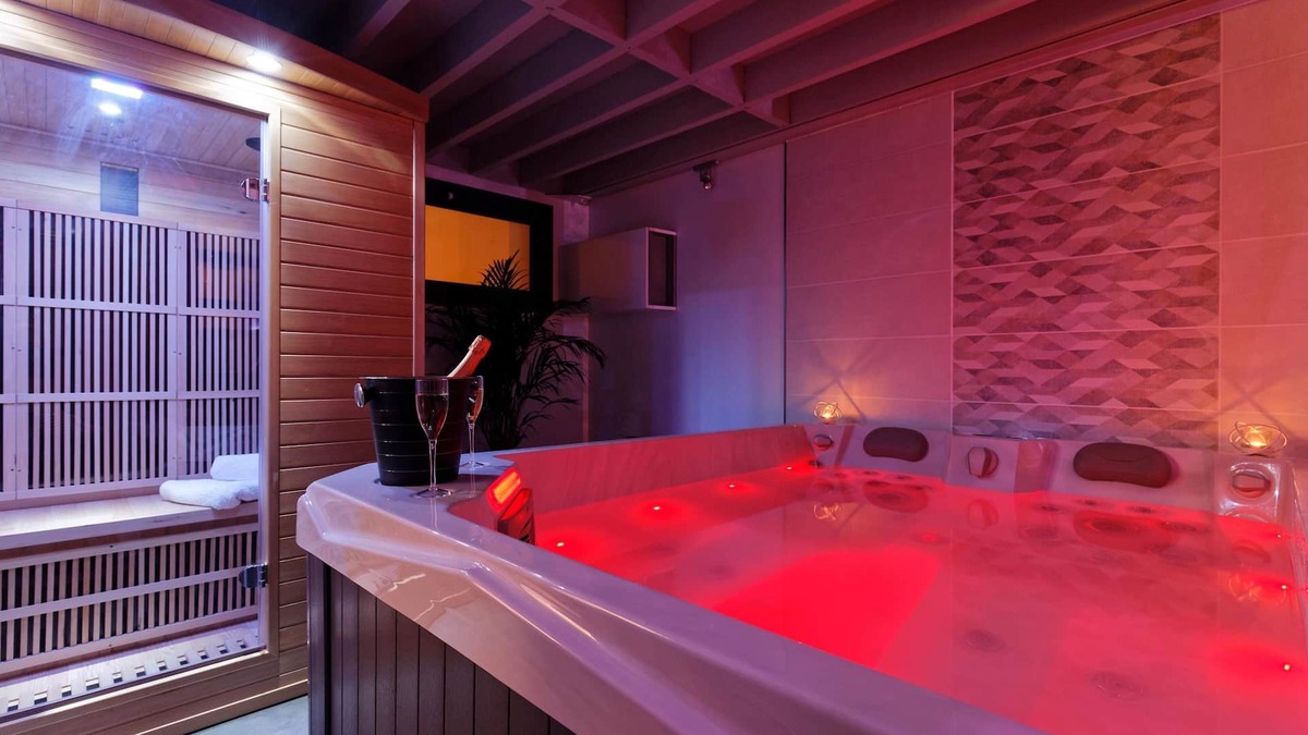 Downtown Le Havre Apartment | High-end Romance Spa loft with Jacuzzi and sauna.