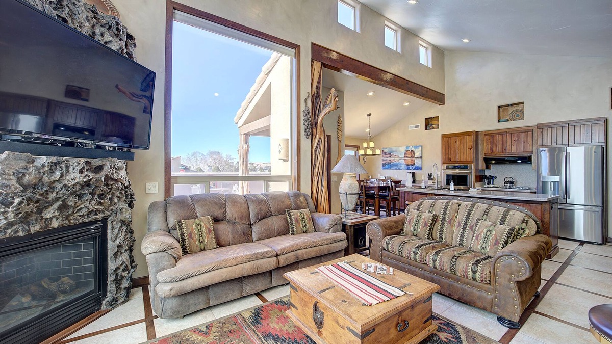 Moab South Valley House | High End Southwest Luxury, Spa-like Baths, Steam Shr, Sauna, Garage,Pool,Hot Tub