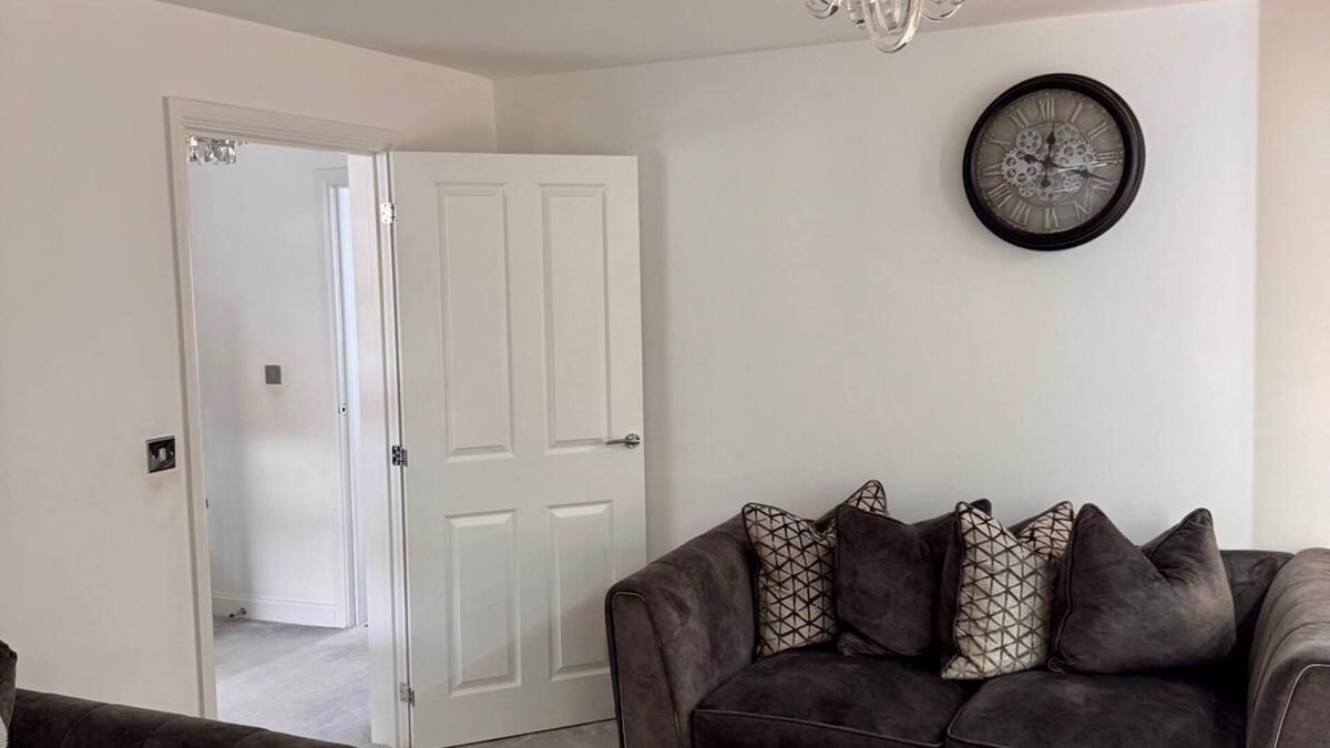 Ebbsfleet Valley House | High end Spacious 4 Bedroom - free parking and free WiFi/Big Garden