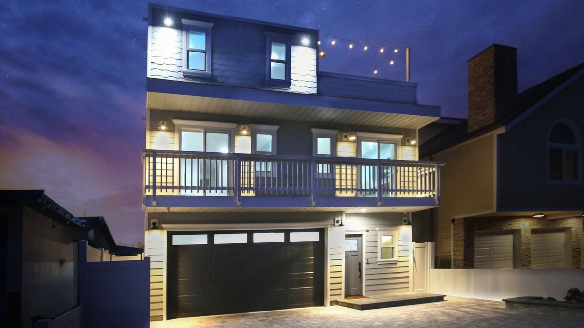 Silver Strand House | HIGH-END - Steps to the Sand - Beach House - Arcade - Rooftop Deck