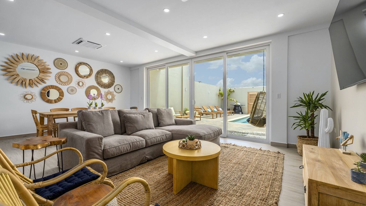 Malmok Villa | High-End Villa ~ Walk to Beach ~ Private Pool ~ Ocean View
