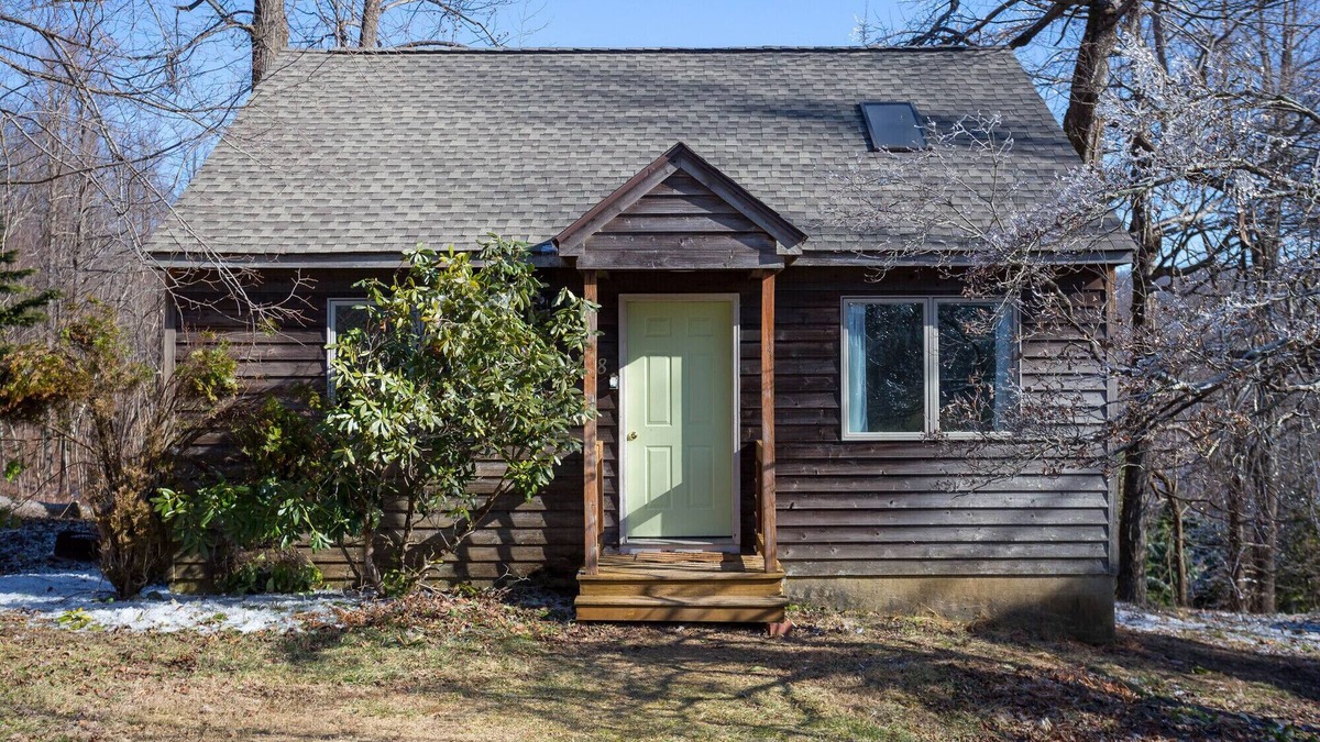 Montebello Cabin | High Meadows-King BR, fireplace, jacuzzi, kitchen