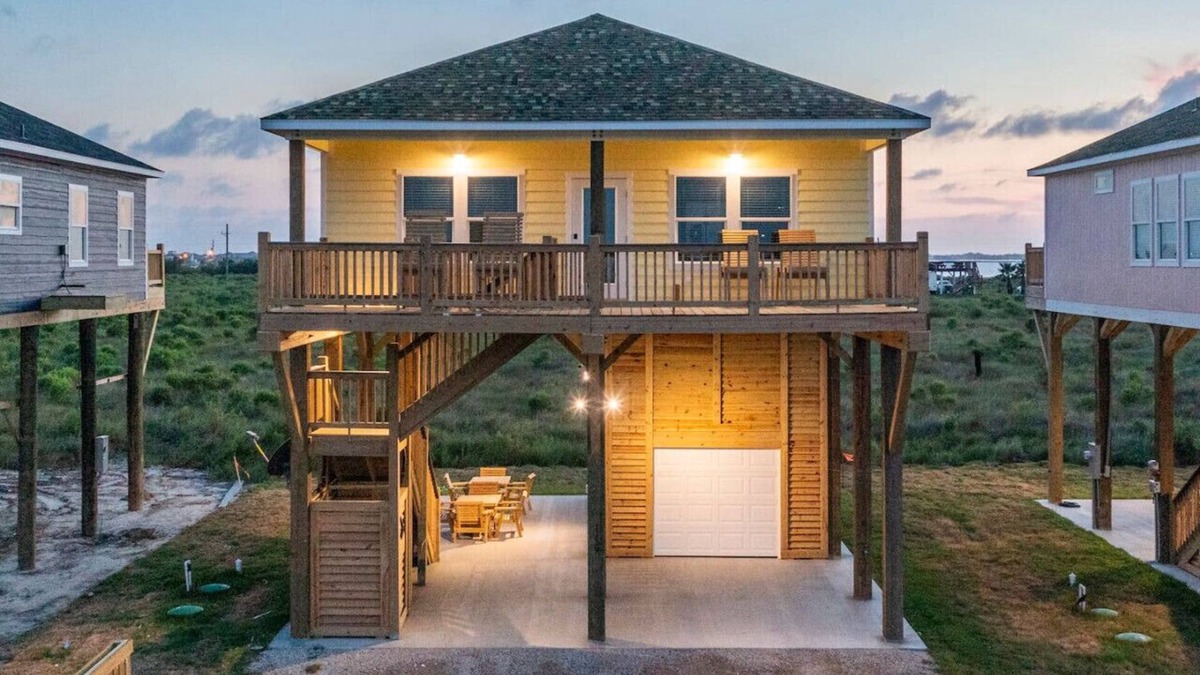Gilchrist House | High Noon Beach Home - Golf Cart and Hot Tub