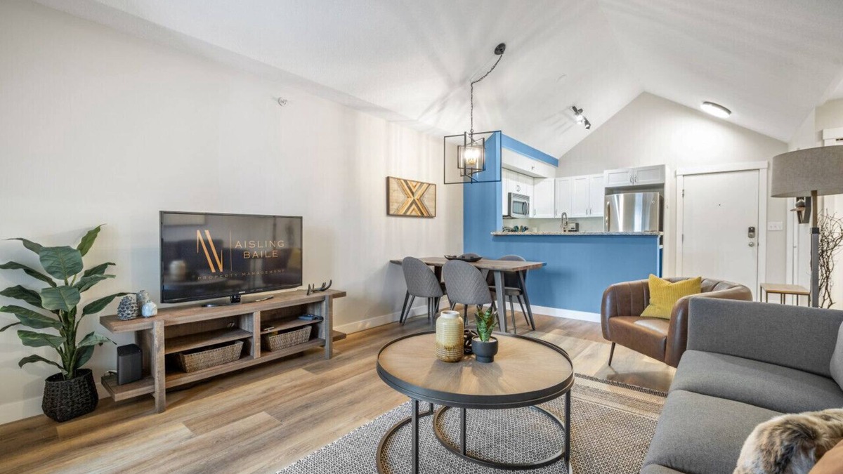 East Kootenay Apartment | High Noon | Top Floor | Pool | Hot Tub | Gym