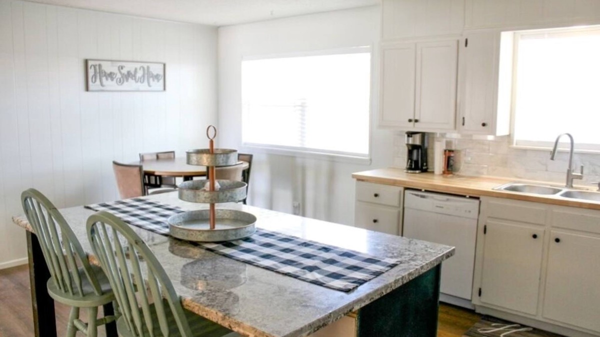 Lubbock House | High Plains Hideaway-Cozy and convenient to TTU, LCU, Medical District and more!