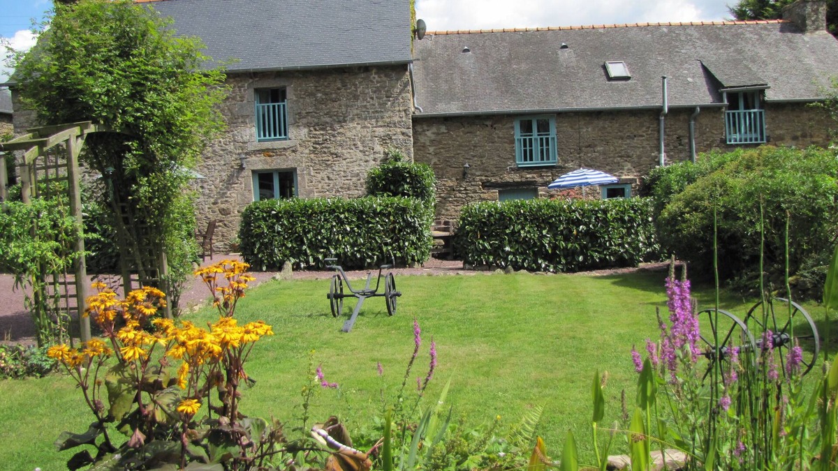Gomene Cottage | High quality gite complex for up to 13 people.Spacious communal room Pool & WIFI