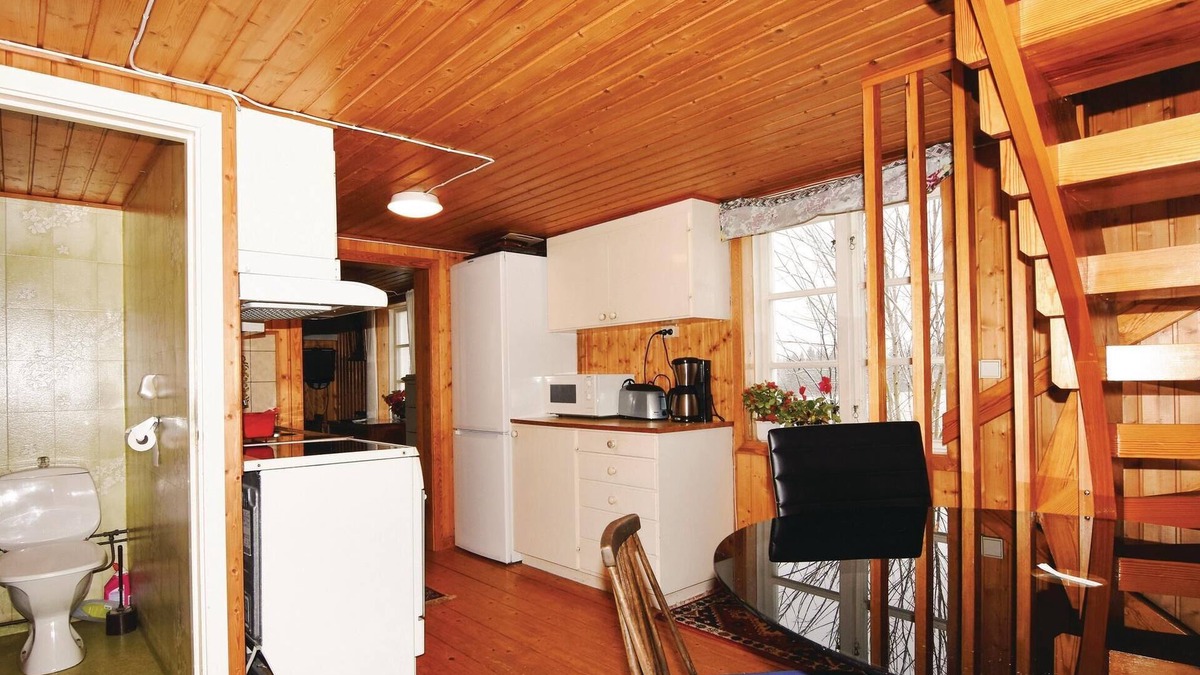 Dalstorp House | High situated cottage on a farm overlooking a pond with noble fish.