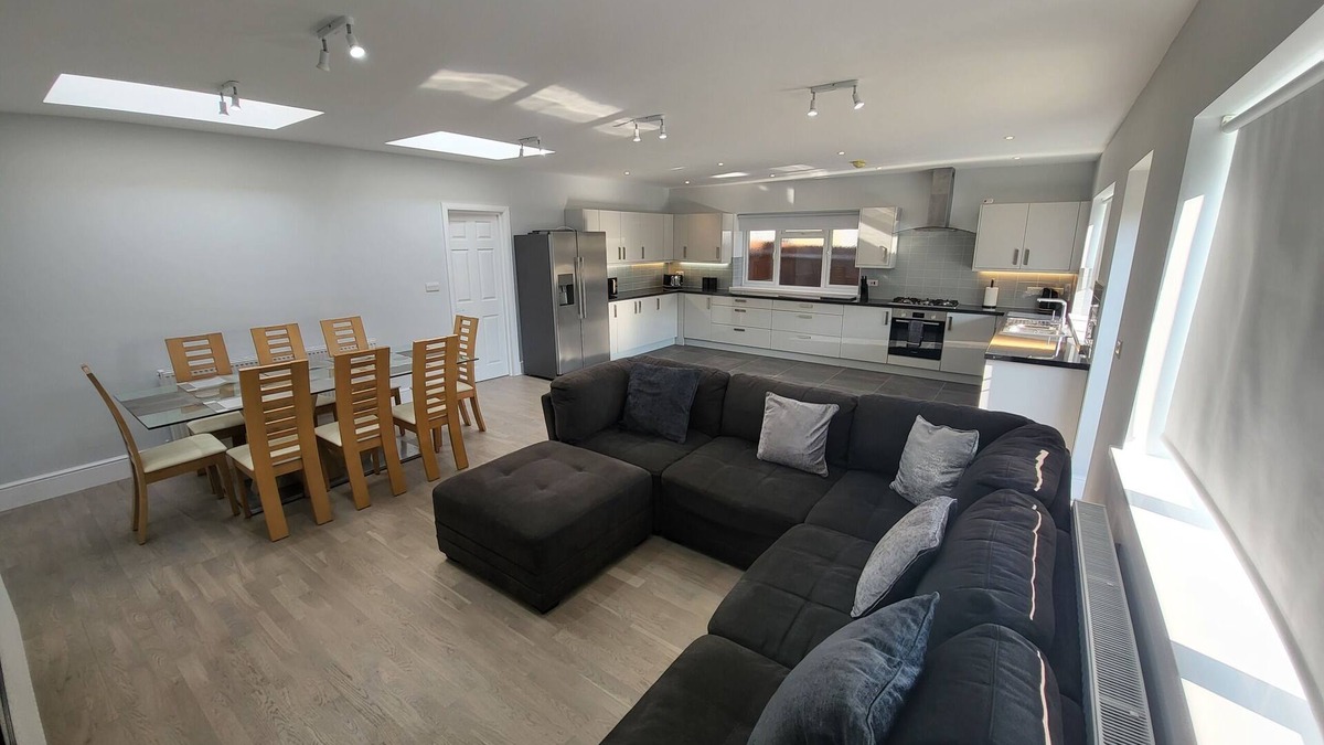 Coombe Vale House | High Spec Large 6 Bedroom House