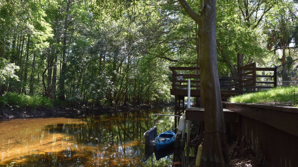 Dunnellon House | High speed internet, bikes kayaks fenced backyard, pet friendly on Withlacoochee