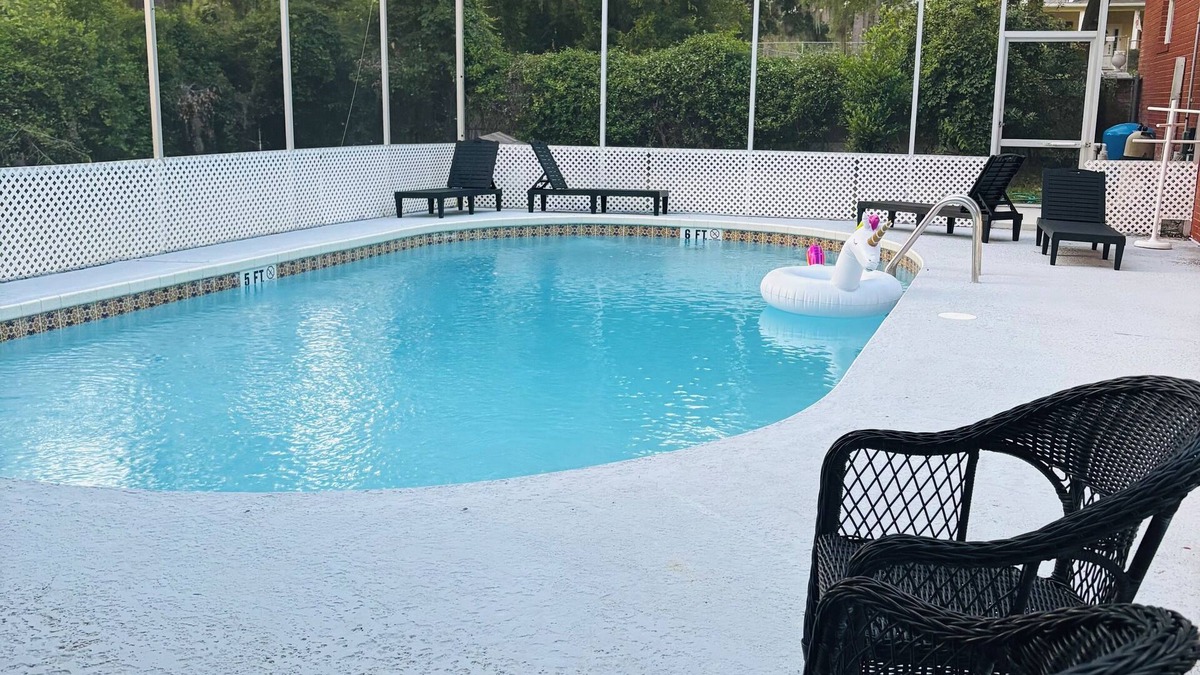 High Springs House | High Springs Hideaway – 4BR w/Pool & Bar Near Springs & UF Walk to Town