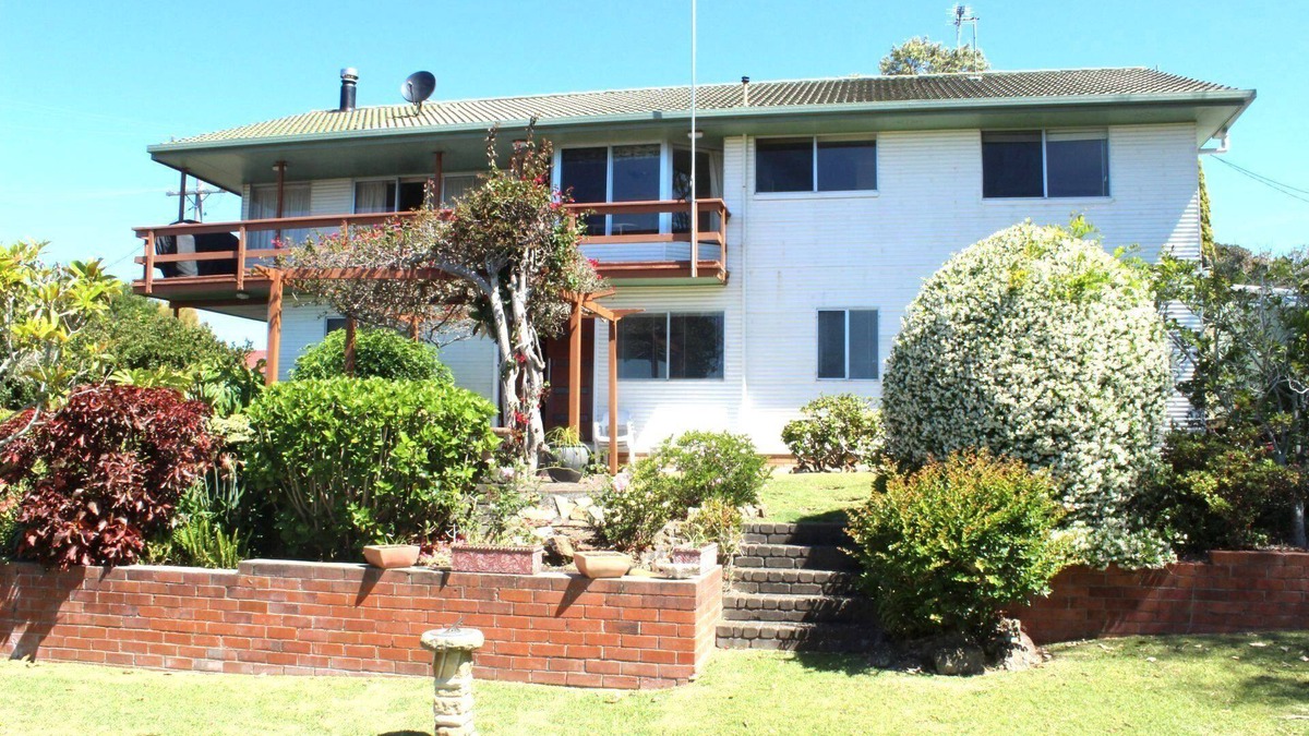 Black Head House | High Street Retreat is set in the heart of Black Head & has magnificent.