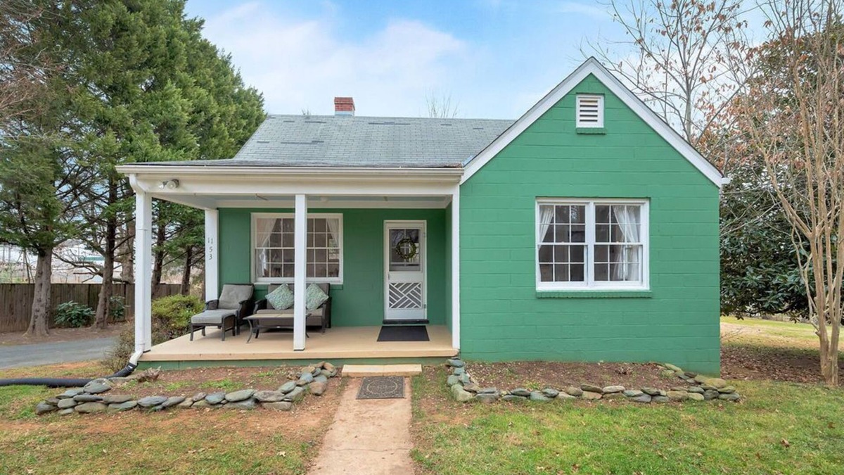 Batesville Cottage | High Street | Walk to Everything Crozet | Pet-Friendly