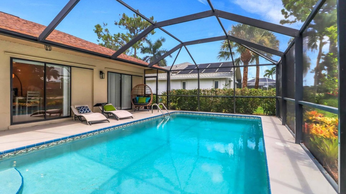 Central Naples House | High Tide - 3 Br Sleeps 6 - Private Pool - Games