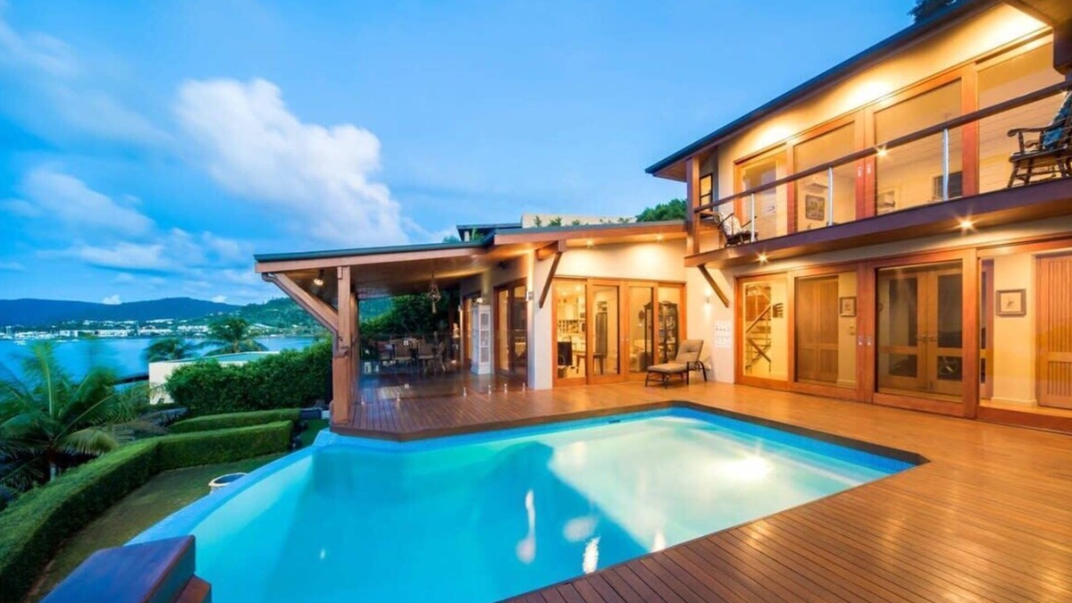 Cannonvale House | "High Tide" - Whitsundays Beachfront Accommodation