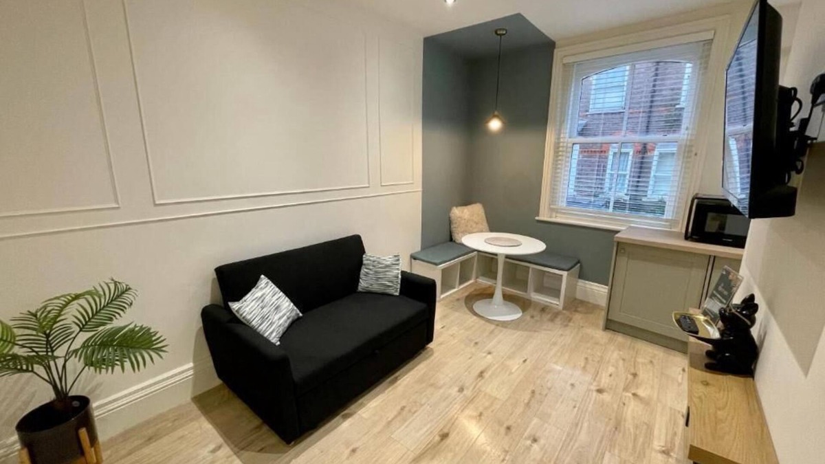 Luton Apartment | High Town Apartments | Just steps from Luton train station