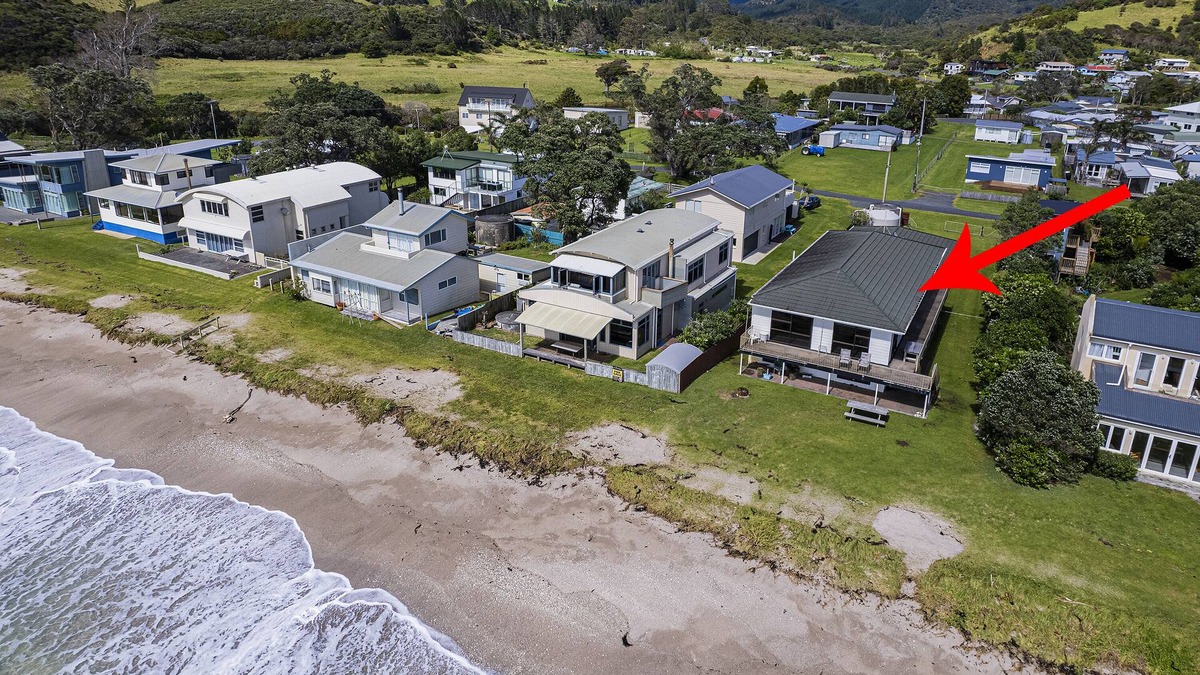 Oakura House | High Water Beach House, absolute beach front, 5 bedrooms (sleep up to 13 people)