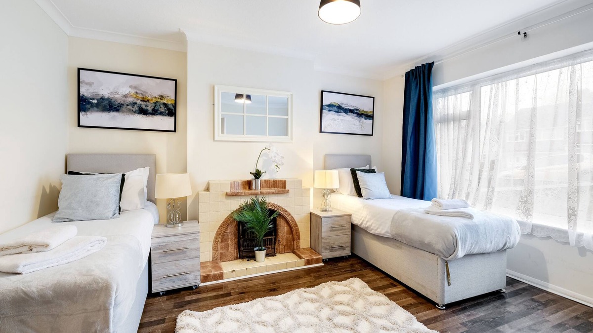 High Wycombe House | High Wycombe 4 Bedroom Home - Free Parking, WiFi, Garden