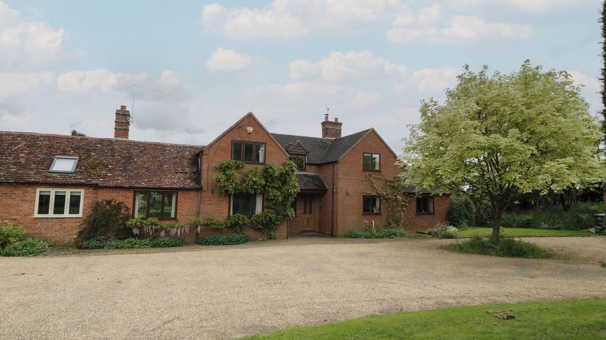 Stratford-upon-Avon Cottage | HIGHCROFT, pet friendly, with open fire in Stratford-Upon-Avon