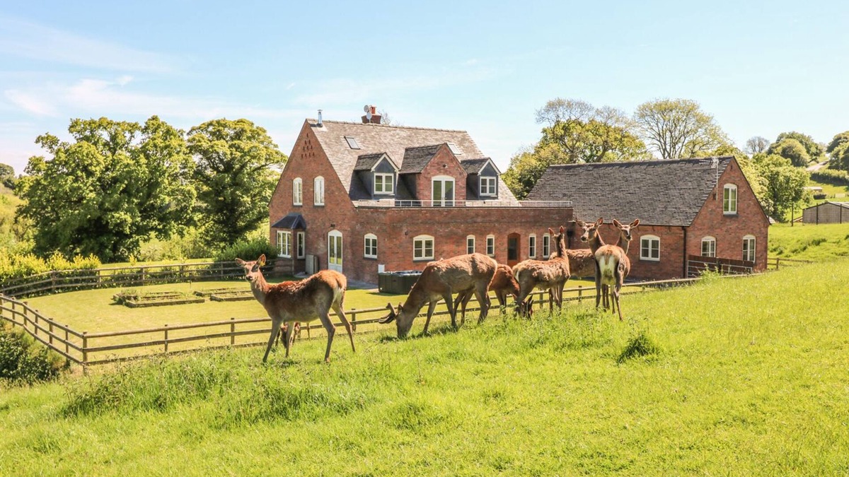 Turnditch House | HIGHCROFT, pet friendly, with hot tub in Turnditch