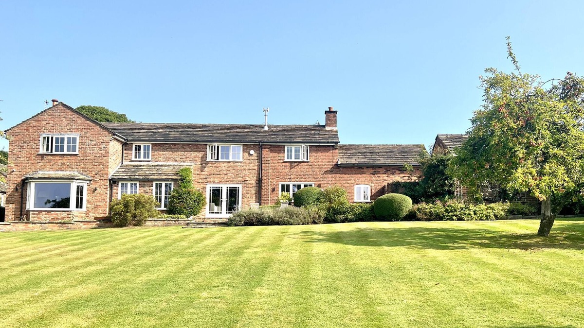 Macclesfield Cottage | HIGHER PARK FARM, pet friendly, with a garden in Alderley Edge