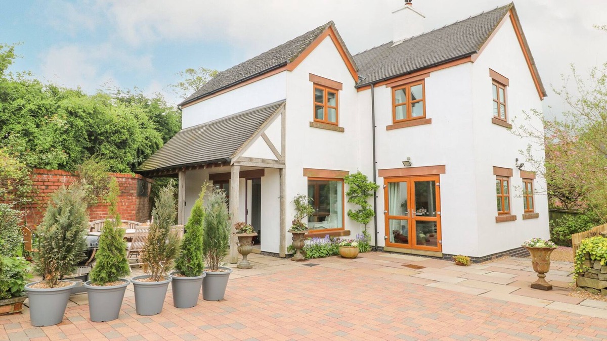 Tunstall Cottage | HIGHFIELD HOUSE, pet friendly, with open fire in Leek