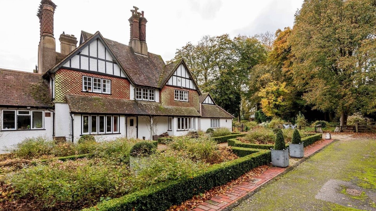 Tring Apartment | Highfield Lodge in Tring situated near beautiful woodland and field walks