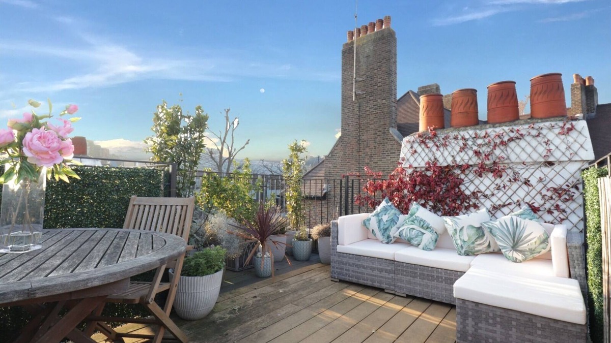 Hillrise Apartment | Highgate maisonette, roof terrace & great views in quiet tree lined street.