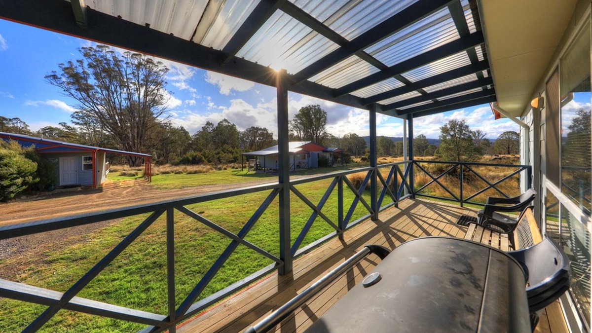 Bronte Park Hotel | Highland Cabins and Cottages