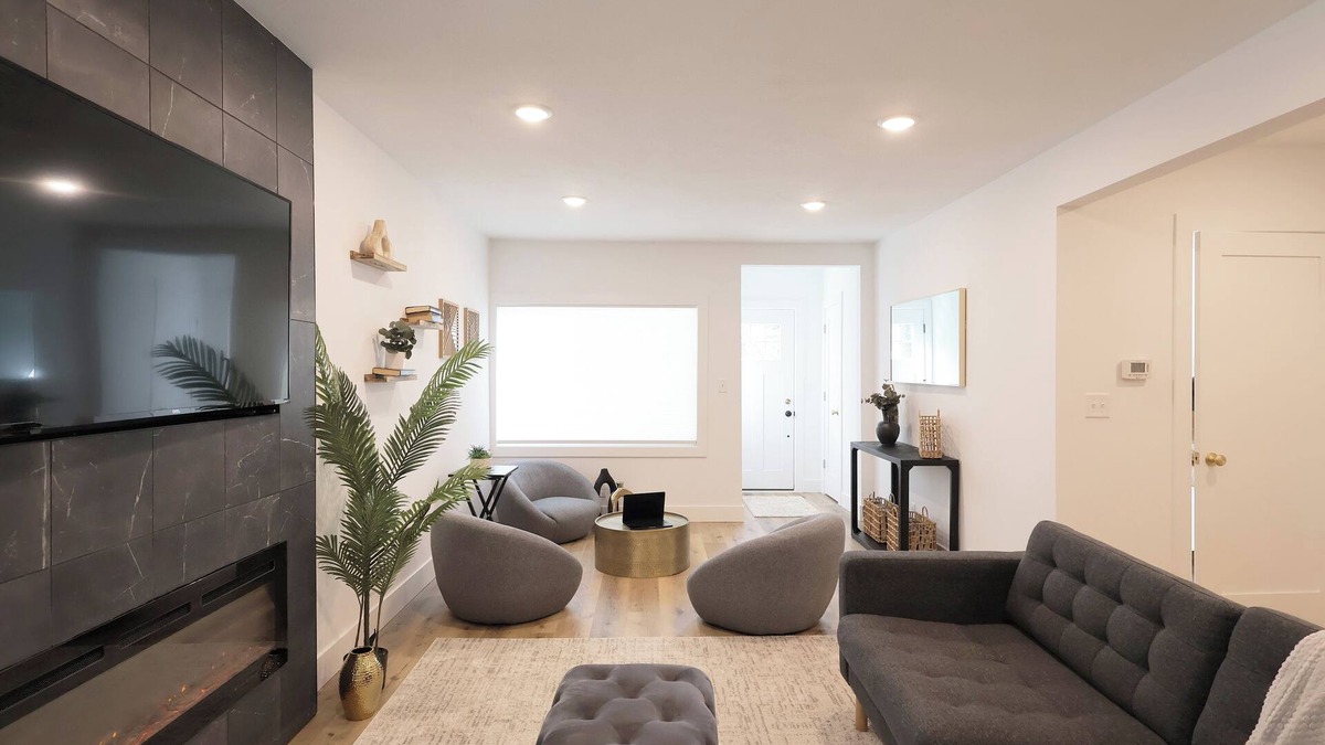 West Seventh House | Highland Park 3BR Family + Pet Friendly Retreat Close to MOA, Airport, Colleges