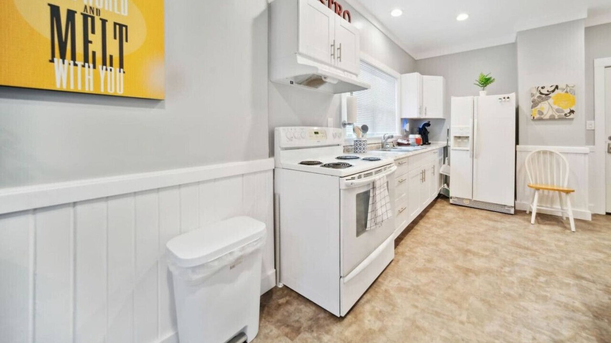 Highland Square Apartment | Highland Square 1 Bedroom Apt w Smart TV