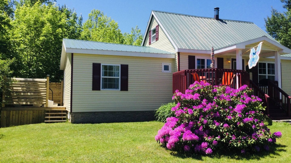 Pleasant Bay Bed & Breakfast | Highland Sunrise Suite Private Hot Tub Cabot Trail ,Pleasant Bay,N.S.