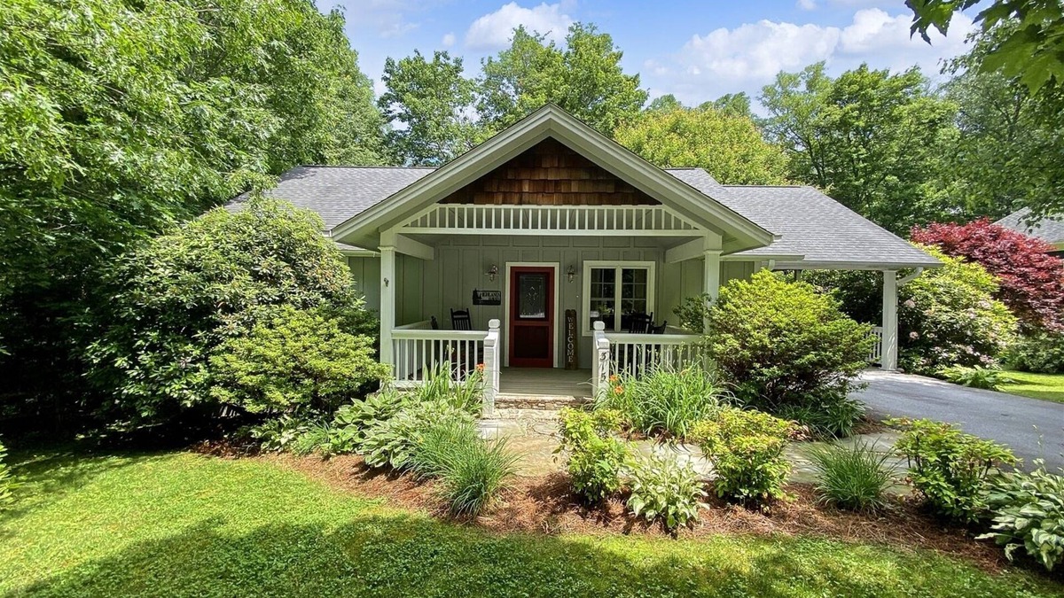 Highlands Cabin | Highlands Haven | Minutes from Main Street with Fire Pit