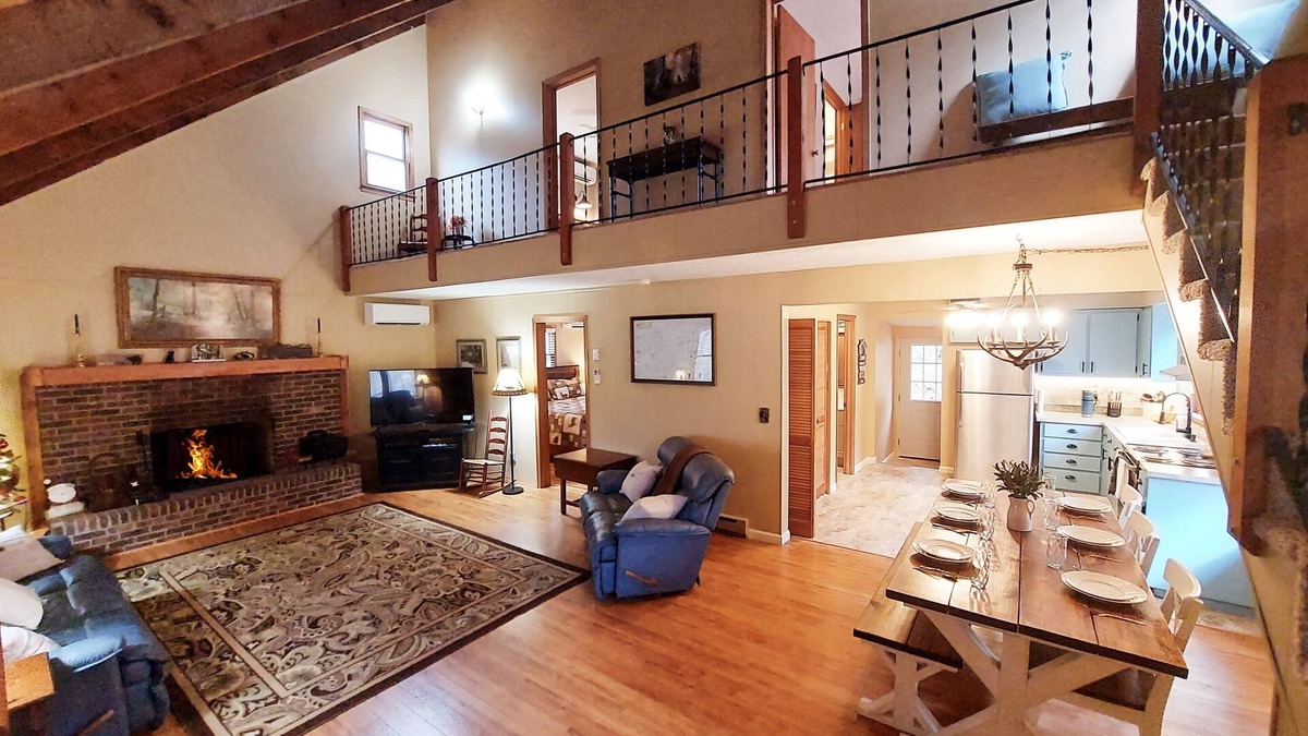 Franklin Cabin | Highlands/Lake Glenville Area-Hot Tub-Mtn Stream-WIFI-Seclusion