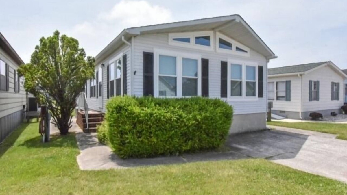 Montego Bay House | Highly sought after Montego Bay Community, 2 Large Outdoor Community Pools, Tennis, off 130th St.!