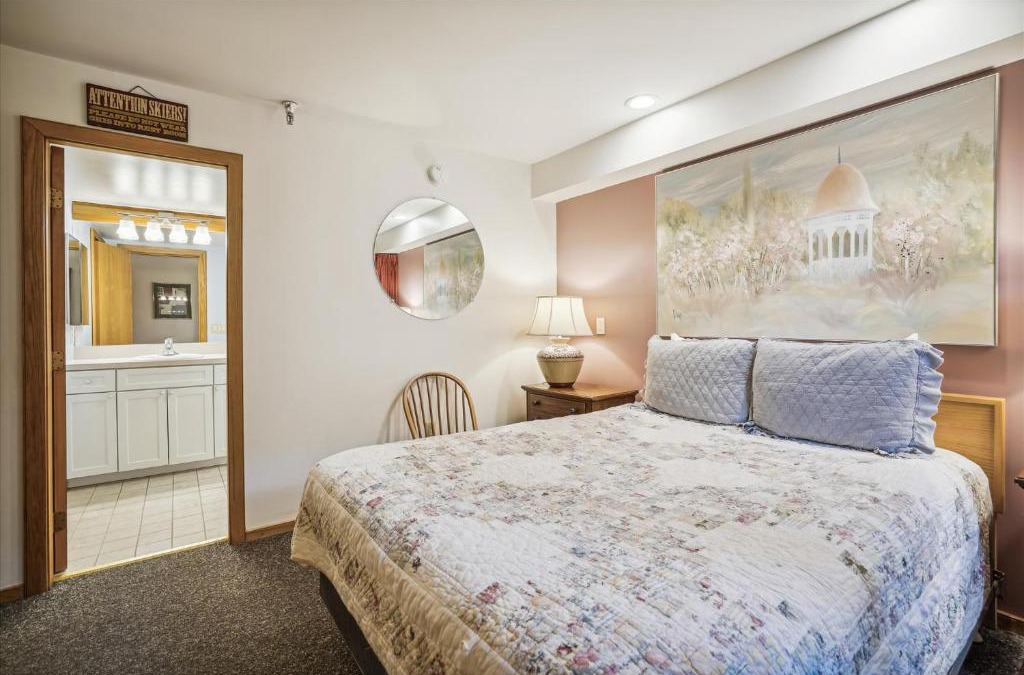 Central Vermont- Killington Hotel | Highridge B16A Inviting Queen Room for Two with Access to Pool and Hot Tub