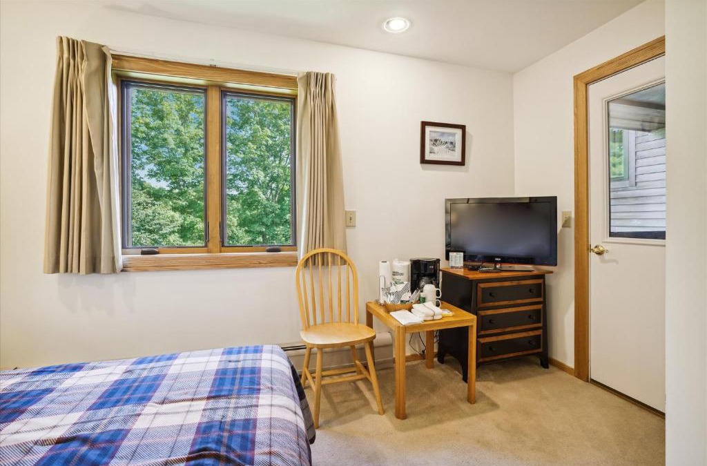 Central Vermont- Killington House | Highridge J5A Comfortable Hotel Room Stay with Access to Pool, Hot Tub & Gym!