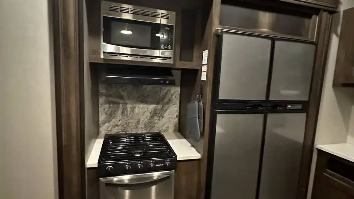 Abernathy House | Highway Haven - Sleeps 9