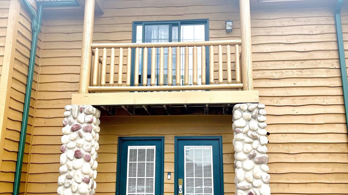 Utica Cabin | Hike and enjoy a relaxing time at Starved Rock! Family-Size Cozy Cabin