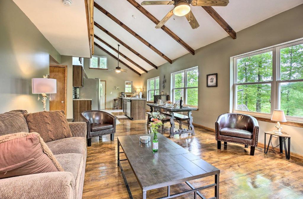 Zoe House | Hike and Zip-Line Red River Gorge Cabin with Hot Tub!