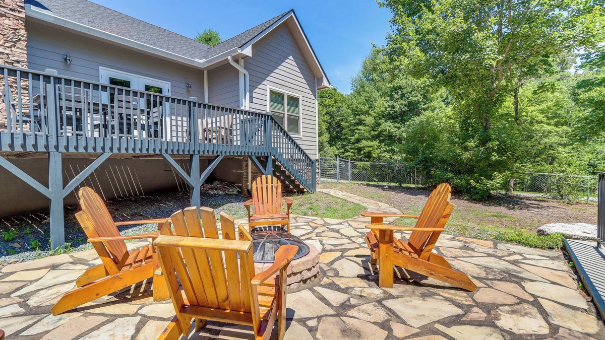 Tarheel House | Hike, Fish & Kayak: Murphy Gem w/Deck & Fire Pit