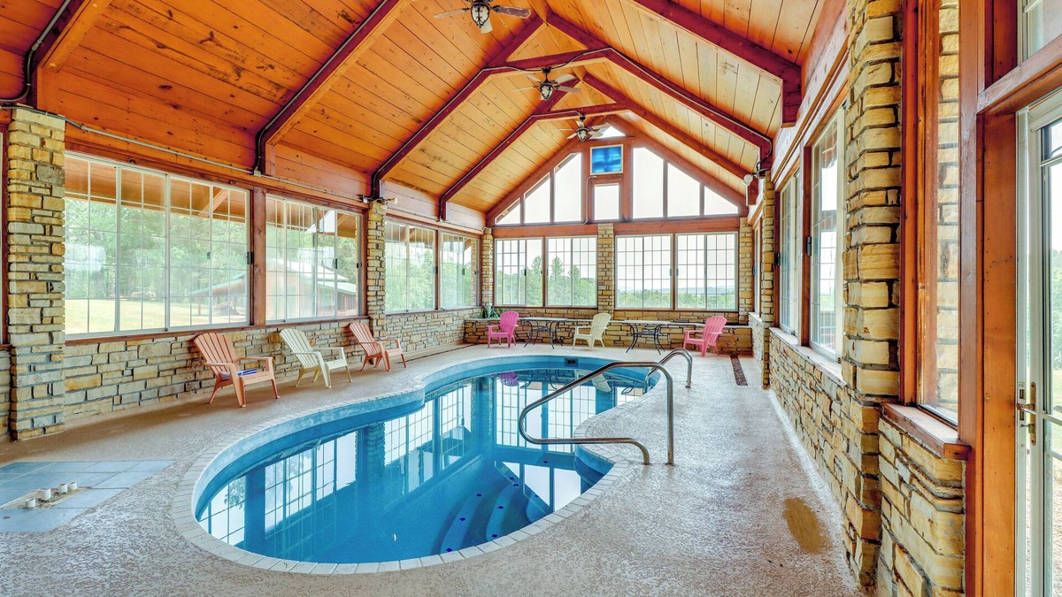Fairfield Bay Apartment | Hike & Fish: Studio w/Pool Access in Shirley!