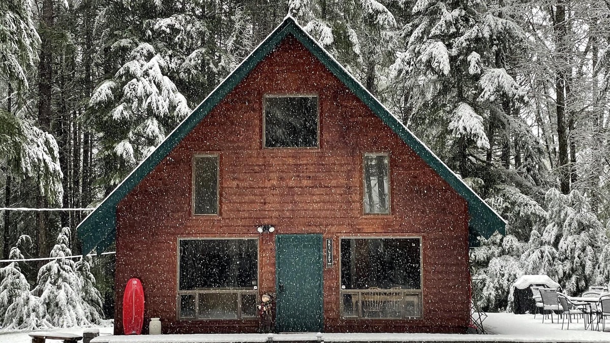 Enumclaw Cabin | Hike Greenwater, Mt. Rainier, Sunrise Visitor Center & Crystal Mountain Sleeps 6