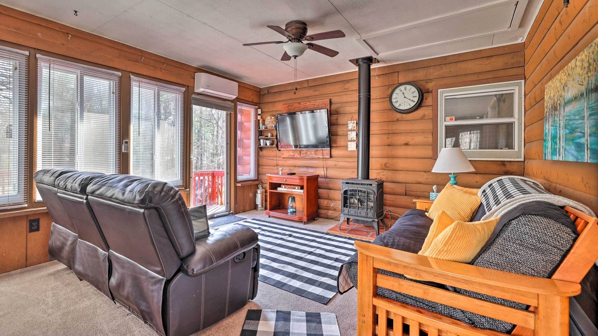 East Stroudsburg Cabin | Hike + Ski: Log Cabin in East Stroudsburg!