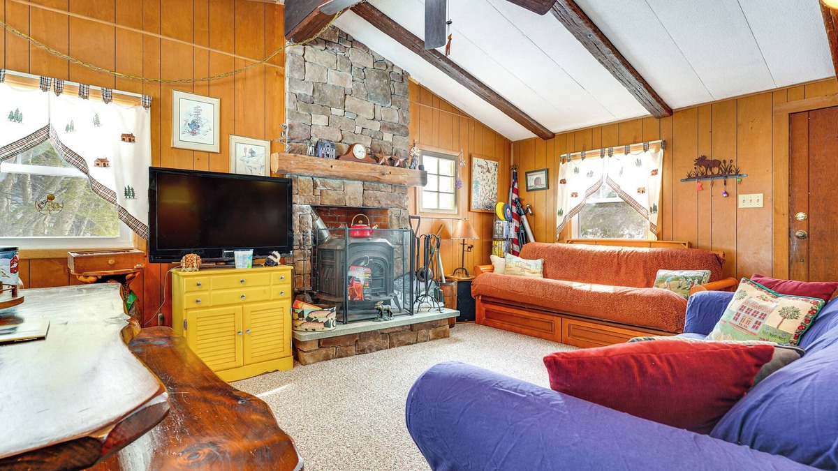 Chester Cabin | Hike, Ski & Unwind: Cabin w/Deck in Chester!