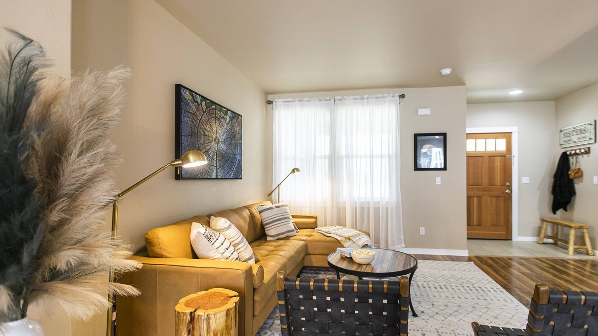 Sisters House | Hiker`s Hideaway 3 bdrm townhome, spacious layout & cozy modern mountain design
